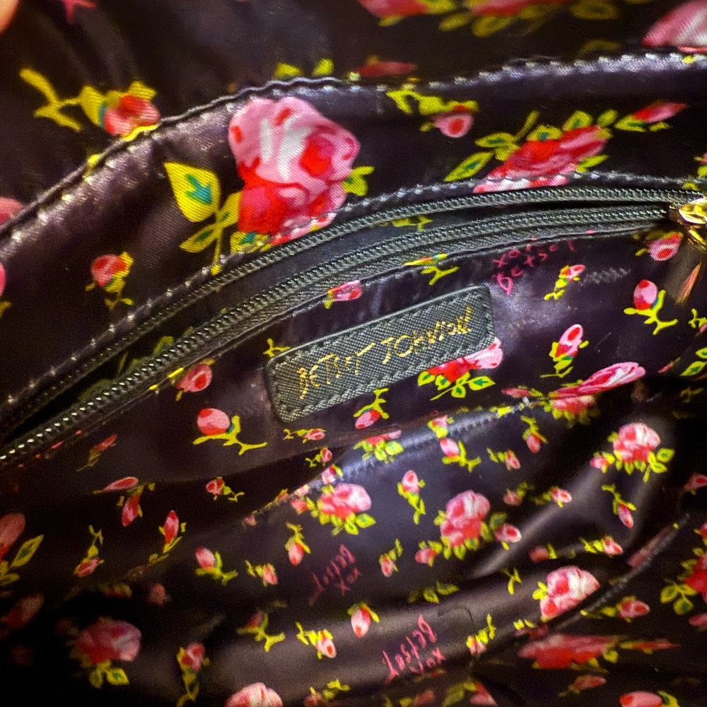 Betsey Johnson | Heart Quilted Shoulder Bag with Red Bow be mine - Picture 4 of 12